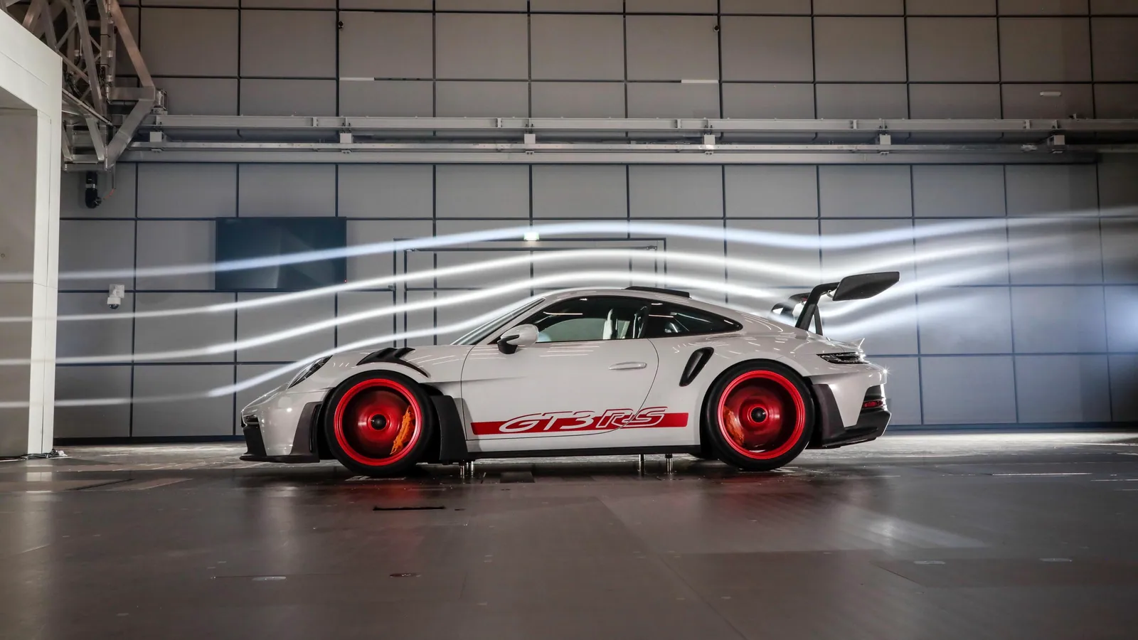 GT3 RS w tunelu aerodynamicznym, widok z boku