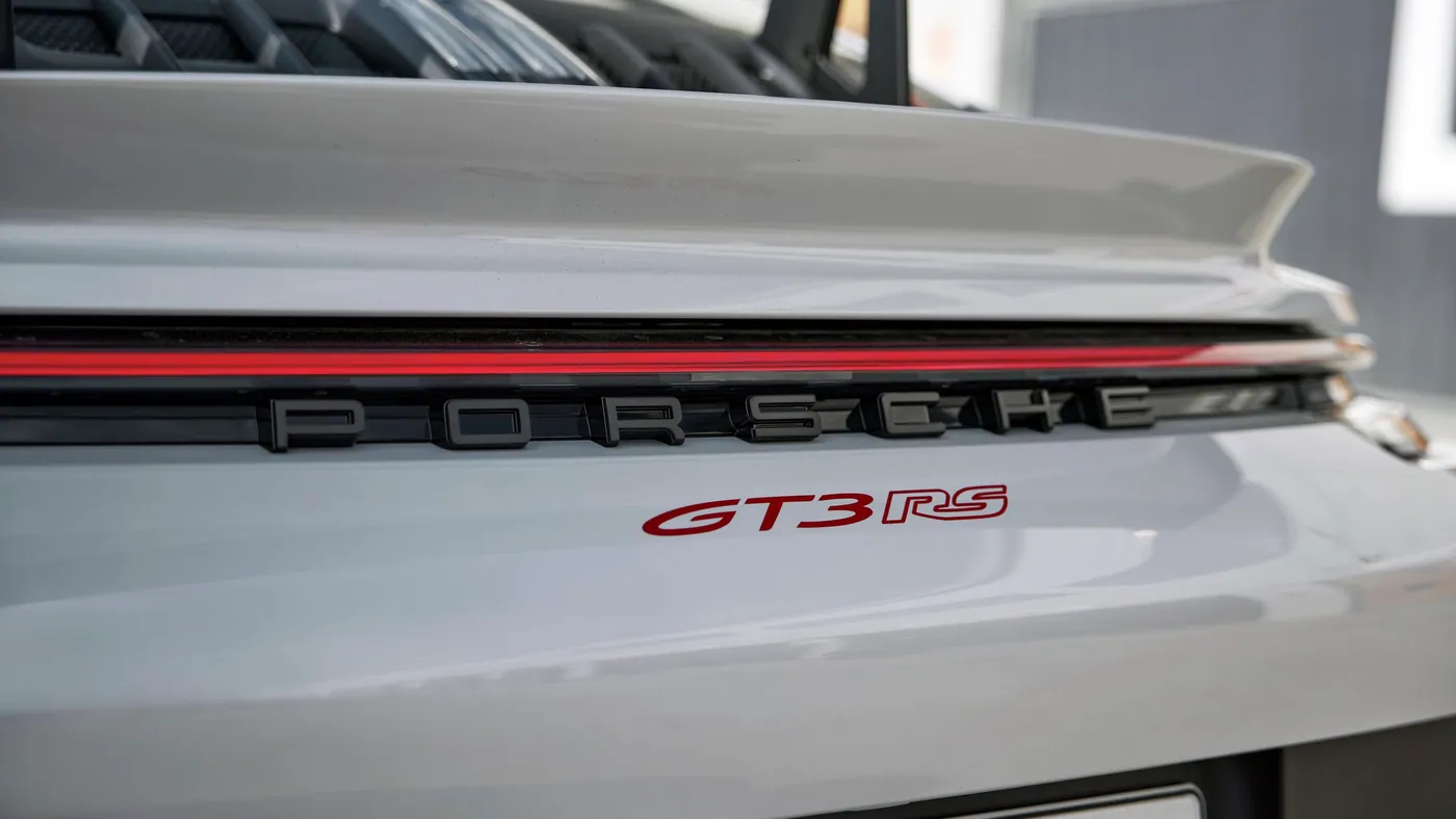 Tylna listwa świetlna z napisem PORSCHE i logo GT3 RS