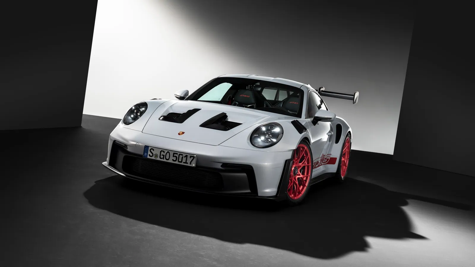 Porsche 911 GT3 RS w kolorze Ice Grey z czerwonymi felgami, w studiu