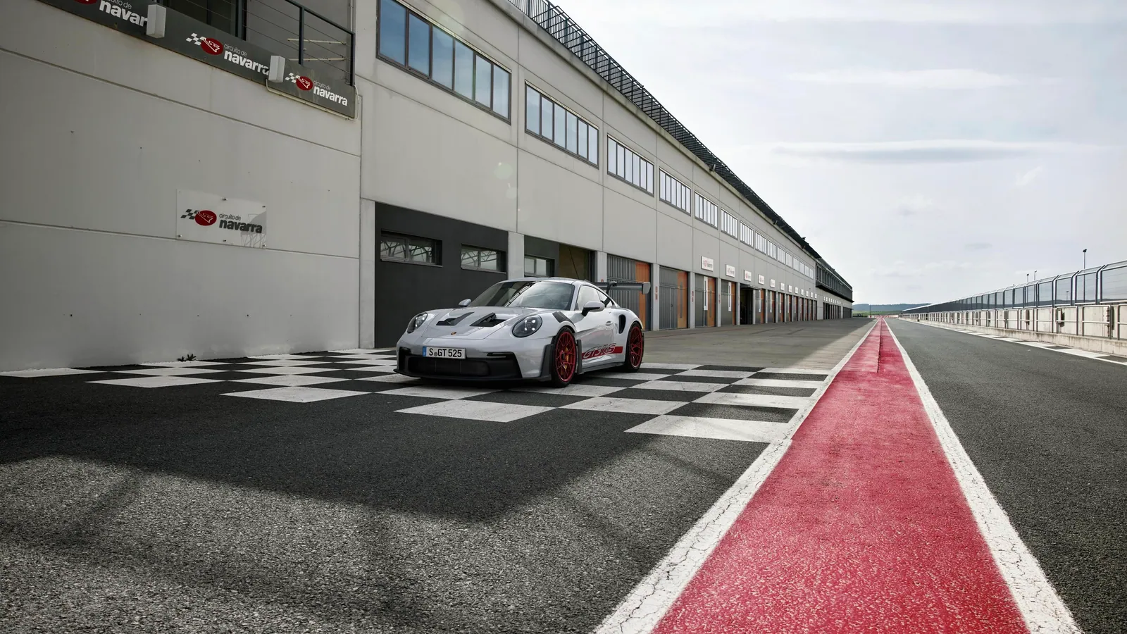 GT3 RS na linii startu w alei serwisowej toru