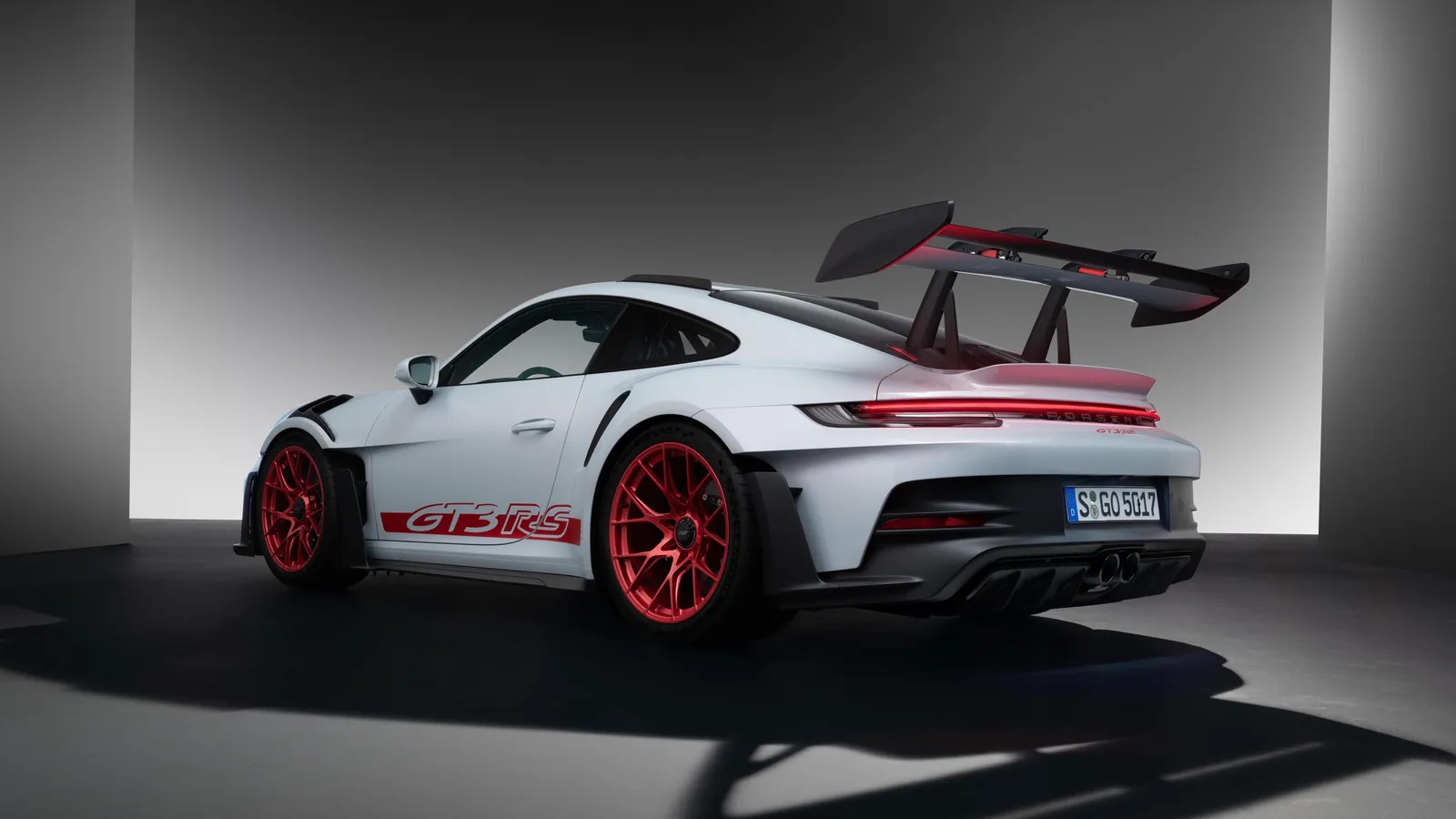 GT3 RS z tyłu pod kątem