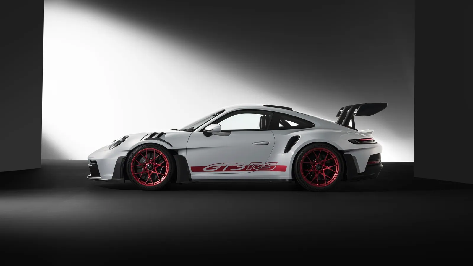 GT3 RS z boku