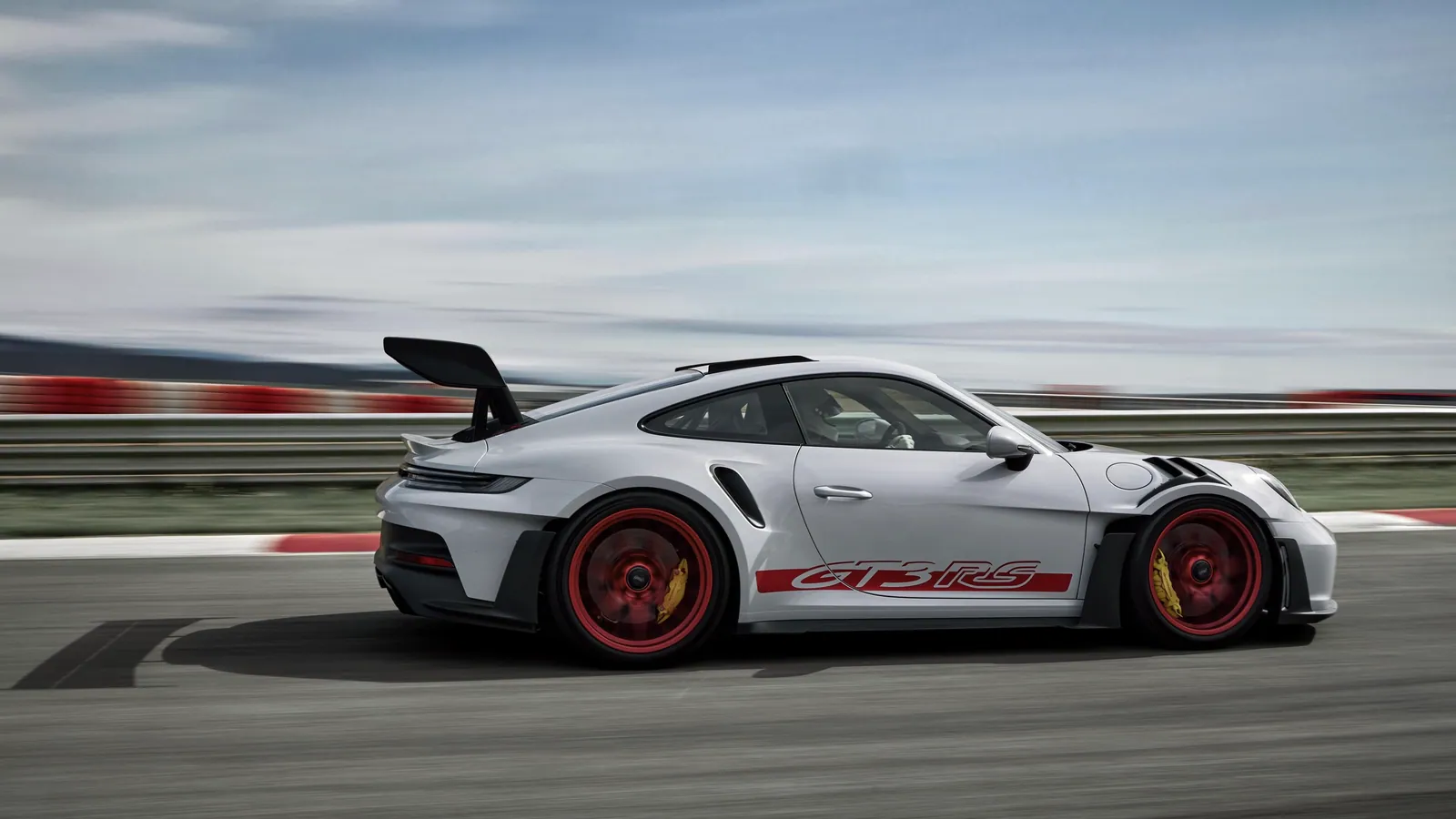 GT3 RS w ruchu na torze, rozmyte tło